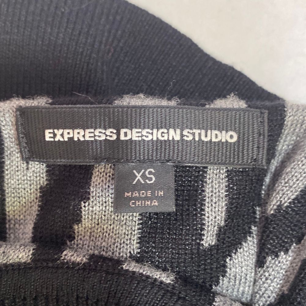 Express Design Studio Knit Pull Over Top Size XS, Gray/Black Animal Print - Picture 6 of 14